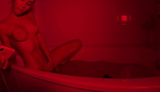 Телка пользуется самотыком в ванне