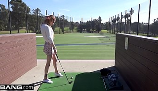 Извращенка засовывает клюшку в свою писечку