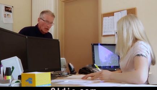 Дед выебал внучку на столе