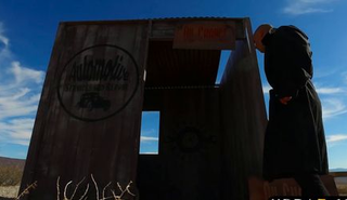 У парня сломалась машина и девушка автомеханик помогла