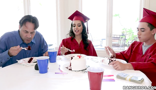 Школьный выпуск вылился в инцест с братом