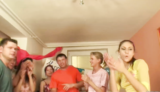 Студентка_на_вечеринке_уединилась_с_двумя_парнями_и_развратно_поебалась_на_полу