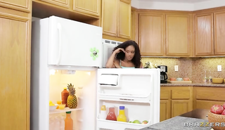 Лесби трахает страпоном жену друга на кухне