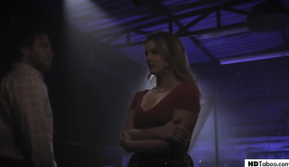 Чувак трахает блондинку с большой жопой