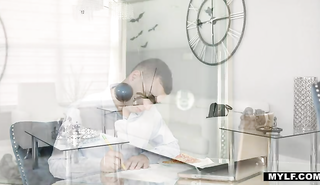 Паренек оттрахал мамку друга в письку и между сисек