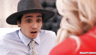 Парень в шляпе ебет мачеху с большими сиськами