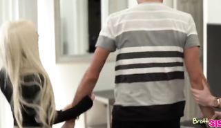 Парень трахнул сестру и ее рыжую подругу