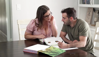 Училка в очках ебалась со студентом на дому