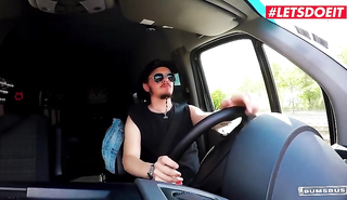 Выебал в машине 18-ти летнюю развратницу