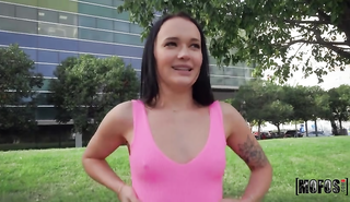 Мужик кончил в рот брюнетки после секса на улице