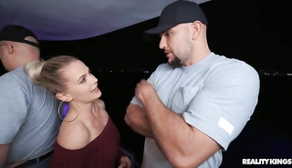 На корабле мужик трахнул блондинку и кончил на киску