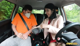 Брюнетка трахалась в машине с инструктором по вождению