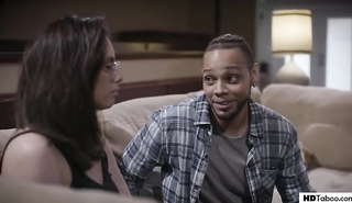 Красивая сестра трахнула брата после его разрыва с женой