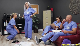 Доктор закатил горячий секс с медсестрой в очках