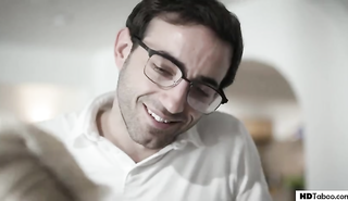 Брат трахнул младшую 18-летнюю сестру в киску