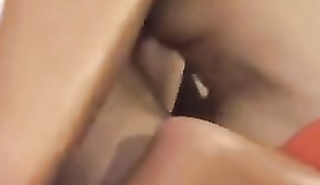 Худенькая брюнетка скачет на члене своего парня на камеру