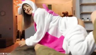 Брат аккуратно ебет сестру возле мамы