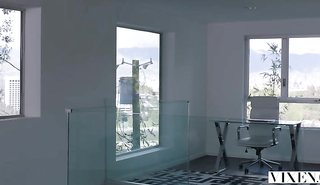 Мужик натягивает на пенис киску худой блондинки