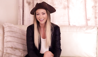 Блондинка с соблазнительными ножками раздевается под гипнозом