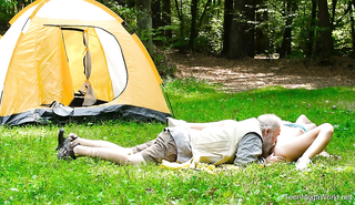 На природе старик выебал молодую девку раком