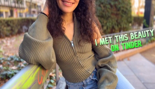 Кучерявая красотка из Тиндера мечтает о твёрдом хуе