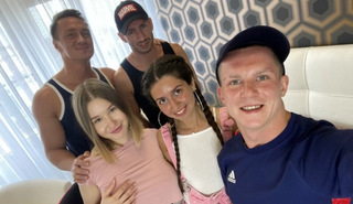 Домашняя оргия с двумя красотками и хуястыми парнями