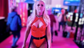 Публичный трах на выставке VENUS в Берлине  Экстремальная спермодорожк