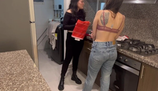 Няня трахается сверхурочно пока муж рядом