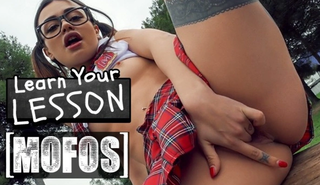 Молодая шалава показывает киску и получает трах