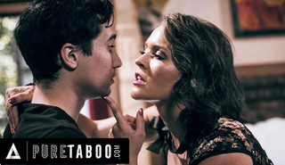 Милфа Крисси Линн изменяет мужу с извращенным подростком