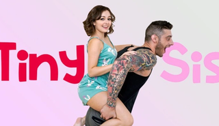 Невинная крошка теряет целку с хуя сводного брата