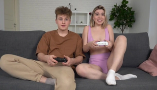 Сводная сестра трахается со сводным братом пока родителей нет