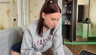 Сводная сестра проиграла и получила сперму в киску