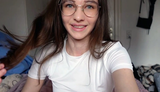 Шалава ебёт свои большие губы и киску Наряд наездницы подходит