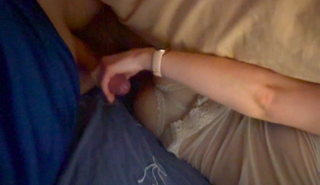 Пасынок скрывает огромный хер от мачехи под одеялом это нормально